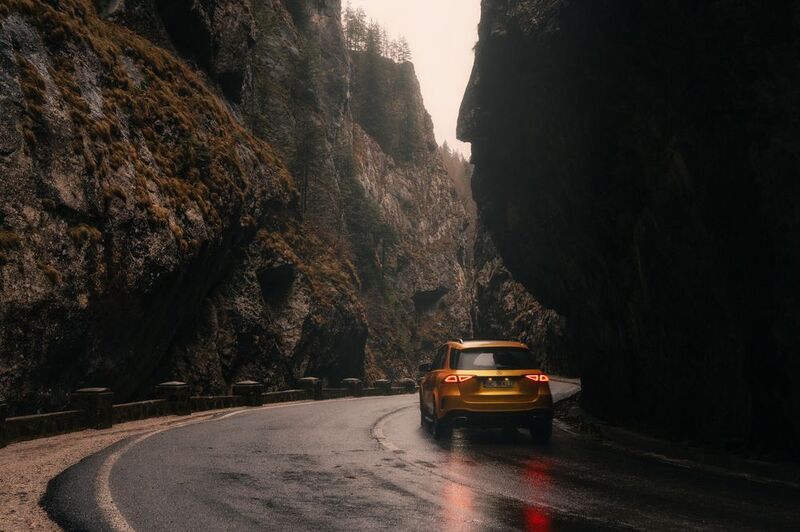 дорога, скалы, машина, горы, туман, дождь, асфальт, отражение, ущелье, пейзаж, одиночество, природа, car, road, rocks, fog, rain, reflection, canyon, mountains, landscape Дорога в ущелье фото превью