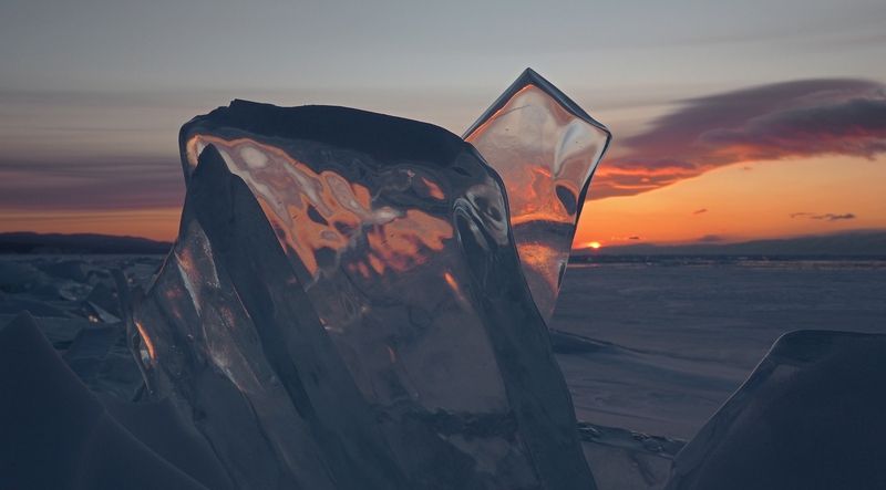 Ледяной закат на Байкале фото превью
