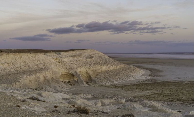 Казахстан, полуостров Мангышлак, Мангыстау, солончак Тузбаир, закат Тузбаир в пастельных красках заката фото превью