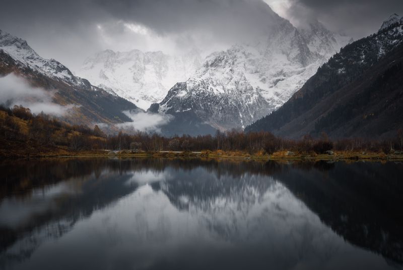 домбай, карачаево-черкесия. Пасмурное утро на озере Туманлы-Кёль. фото превью
