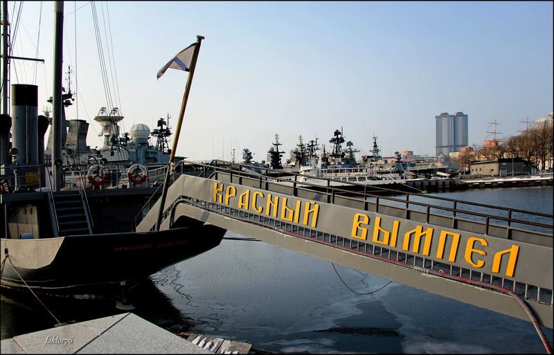 Красный вымпел фото превью