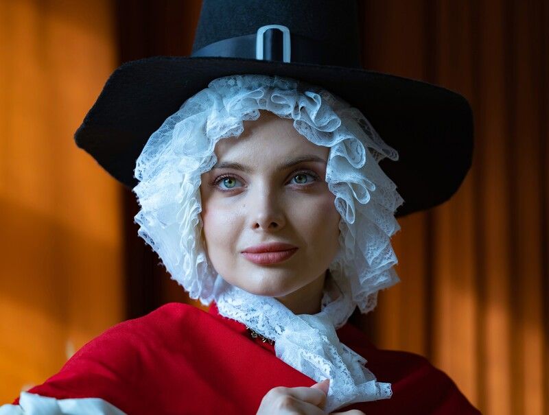 красивая девушка, шляпа, платок, жанровый портрет, студия, естественный свет, солнечные лучи Солнечный свет фото превью