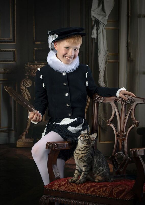 Перо, кошка, мальчик, игра, интерьер, ребенок. Без кота и жизнь не та... фото превью