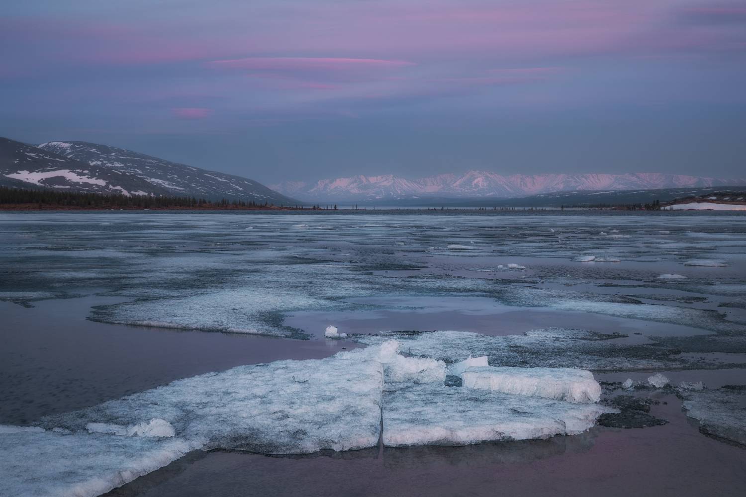 Озеро_Момонтай пейзажи_Колымы Магаданская_область июньский_лёд вечер белые_ночи отражения, Дмитрий Шишкин
