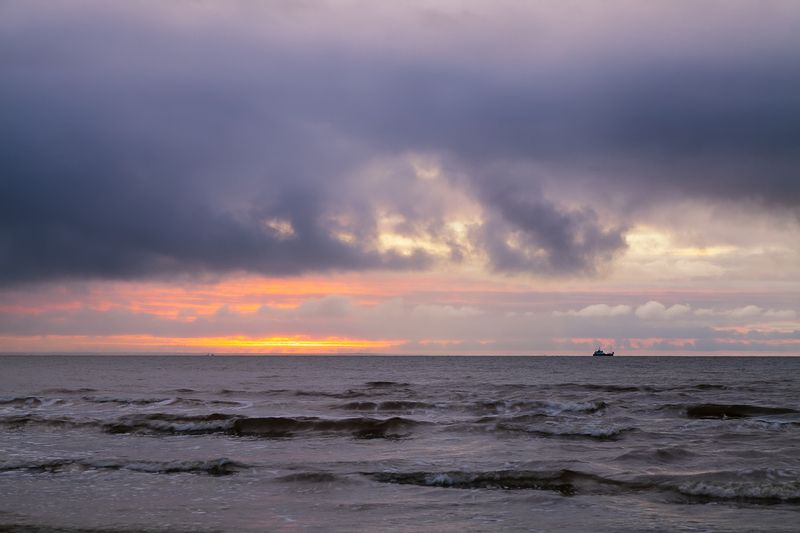 пейзаж, море, закат Большой маленький белый кораблик © фото превью