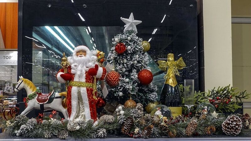 Магазины наряжаются фото превью