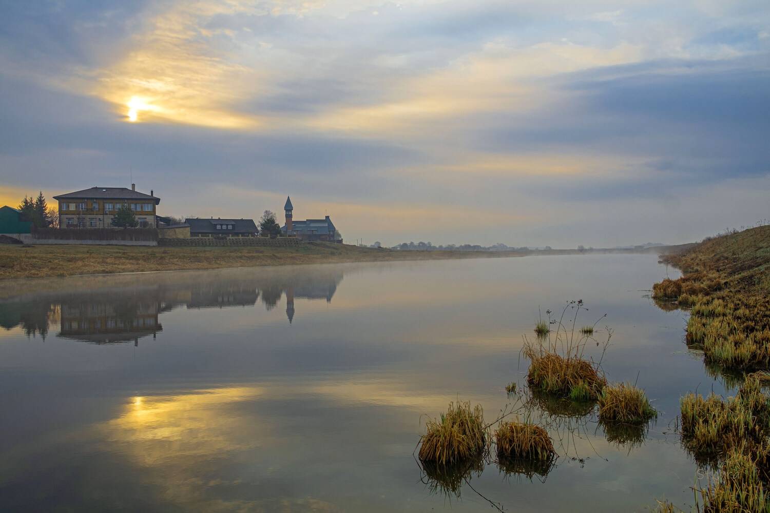 озеро посёлок утро облака отражение, Александр Строков