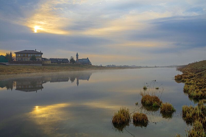 озеро посёлок утро облака отражение  фото превью