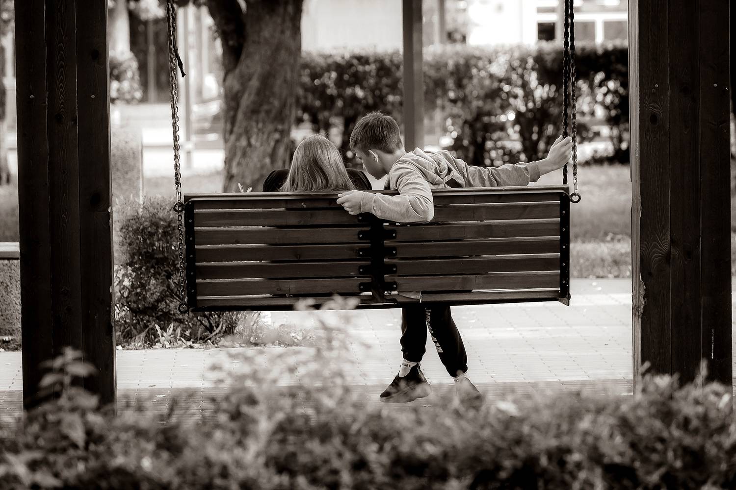 город, муром, сквер, качели, пара, мальчик, девочка, он, она, интерес, осень, сентябрь, тепло, жанр, жизнь, подглядывающий, Алексей Трифонов