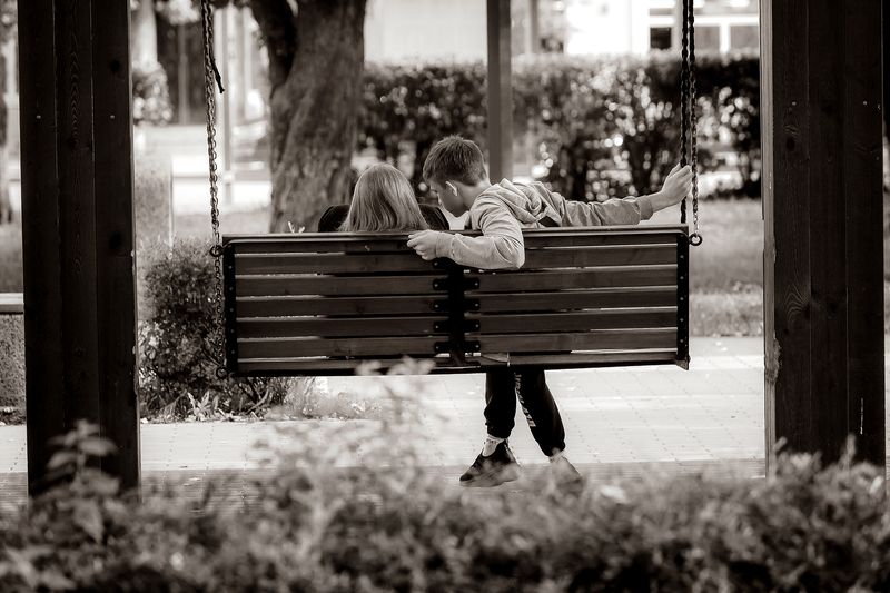 город, муром, сквер, качели, пара, мальчик, девочка, он, она, интерес, осень, сентябрь, тепло, жанр, жизнь, подглядывающий На качелях в городском сквере фото превью