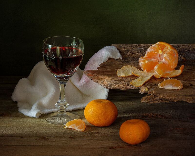 бокал, вино, мандарины, старая доска  фото превью