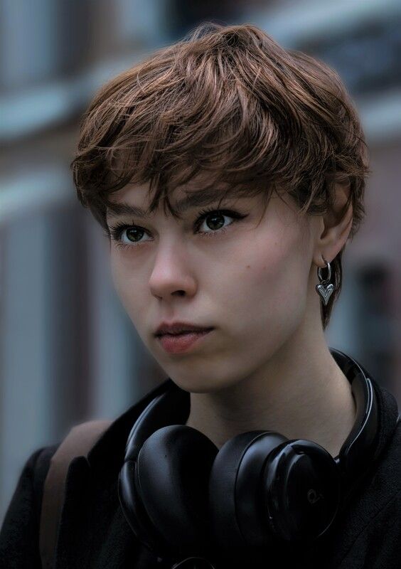 Девушка, портрет, город, наушники Катя фото превью