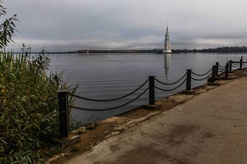 Прогулка у колокольни в Калязине