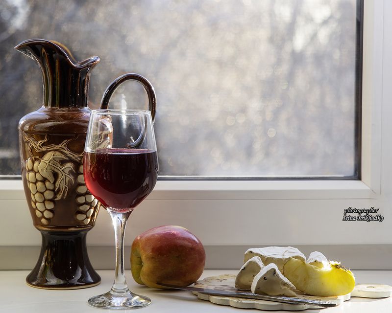 натюрморт, вино, сыр, фрукты, еда Натюрморт с молодым вином и сыром Камамбер фото превью