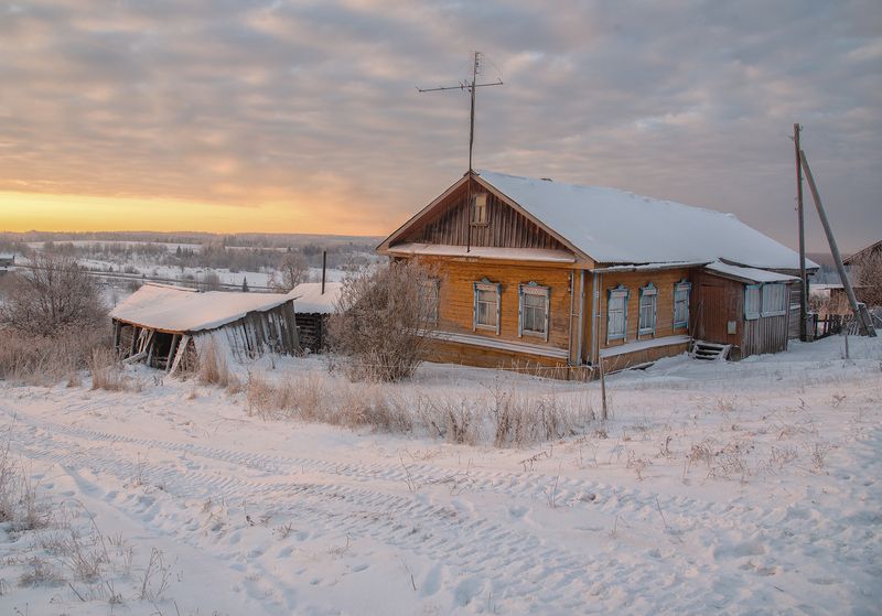 Яркий момент рассвета в деревне Высоково фото превью
