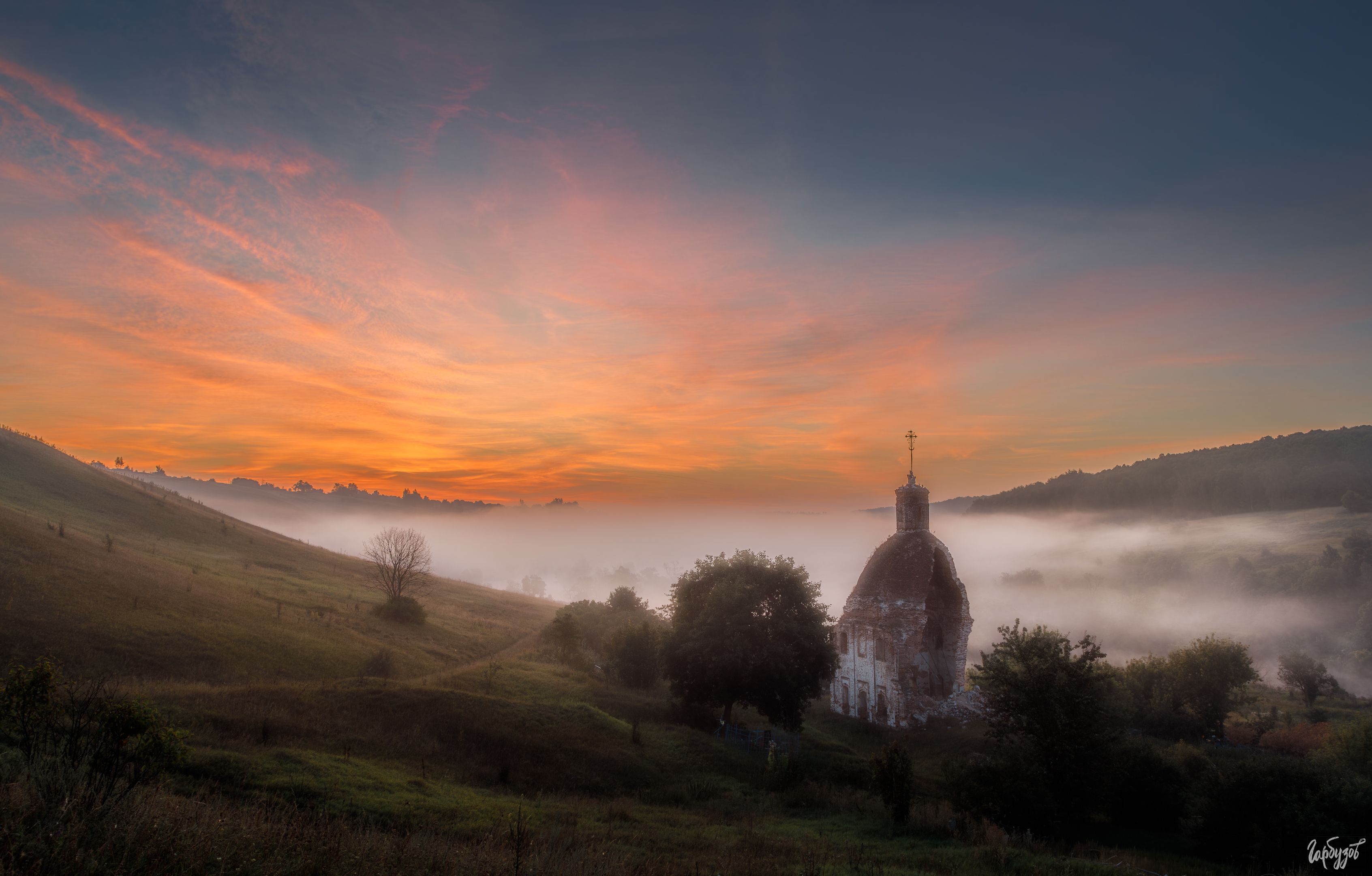 Рассвет у храма Михаила Архангела. Тульская область. фото превью