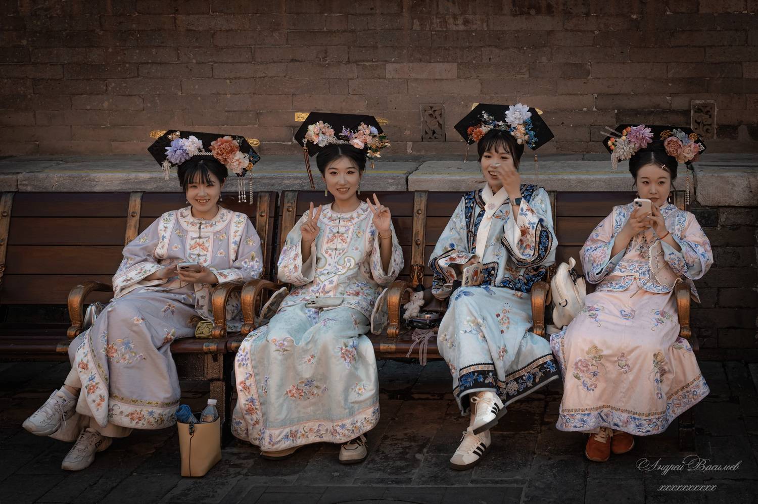 групповой жанровый портрет, китайские девушки в национальных костюмах, национальные костюмы китая, Васильев Андрей