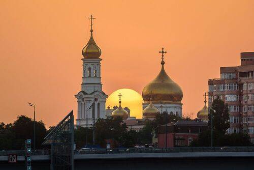 Закат сквозь густую дымку города