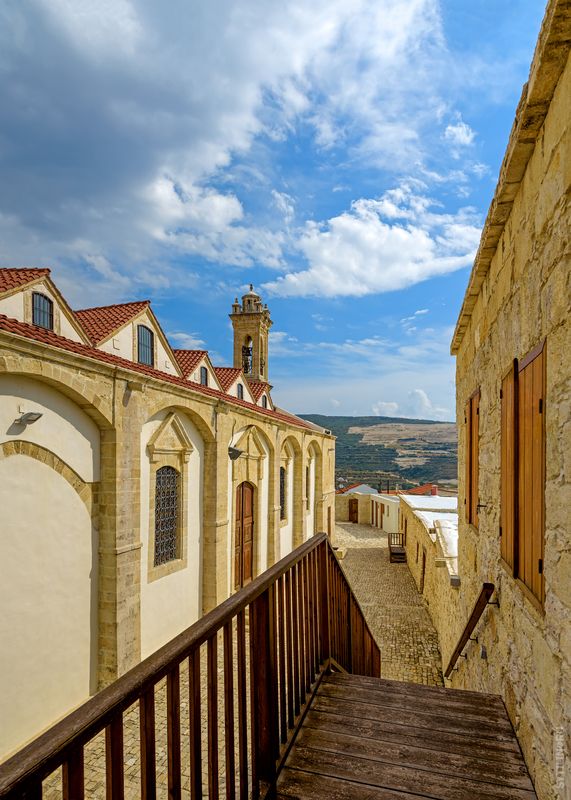 христианство; историческое; здание; облако; Крестовоздвиженский монастырь; вид; достопримечательность; никто; днем; православный; башня; небо; христиане; город; старый; наследие; история; часовня; древний; колокол; красная крыша; город; церковь; внешний в Монастырь Святого Креста (Омодос). Кипр фото превью