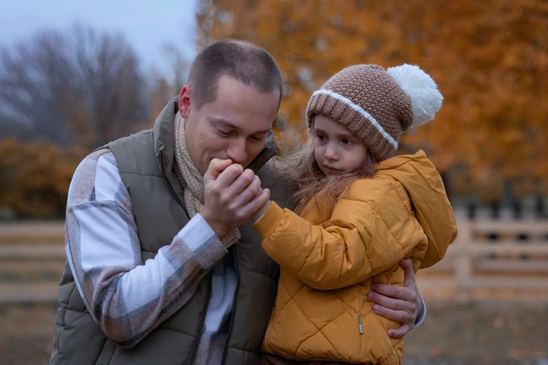 Осень, парк, папа, дочка, воскресенье, прогулка, греем руки Папина дочка фото превью
