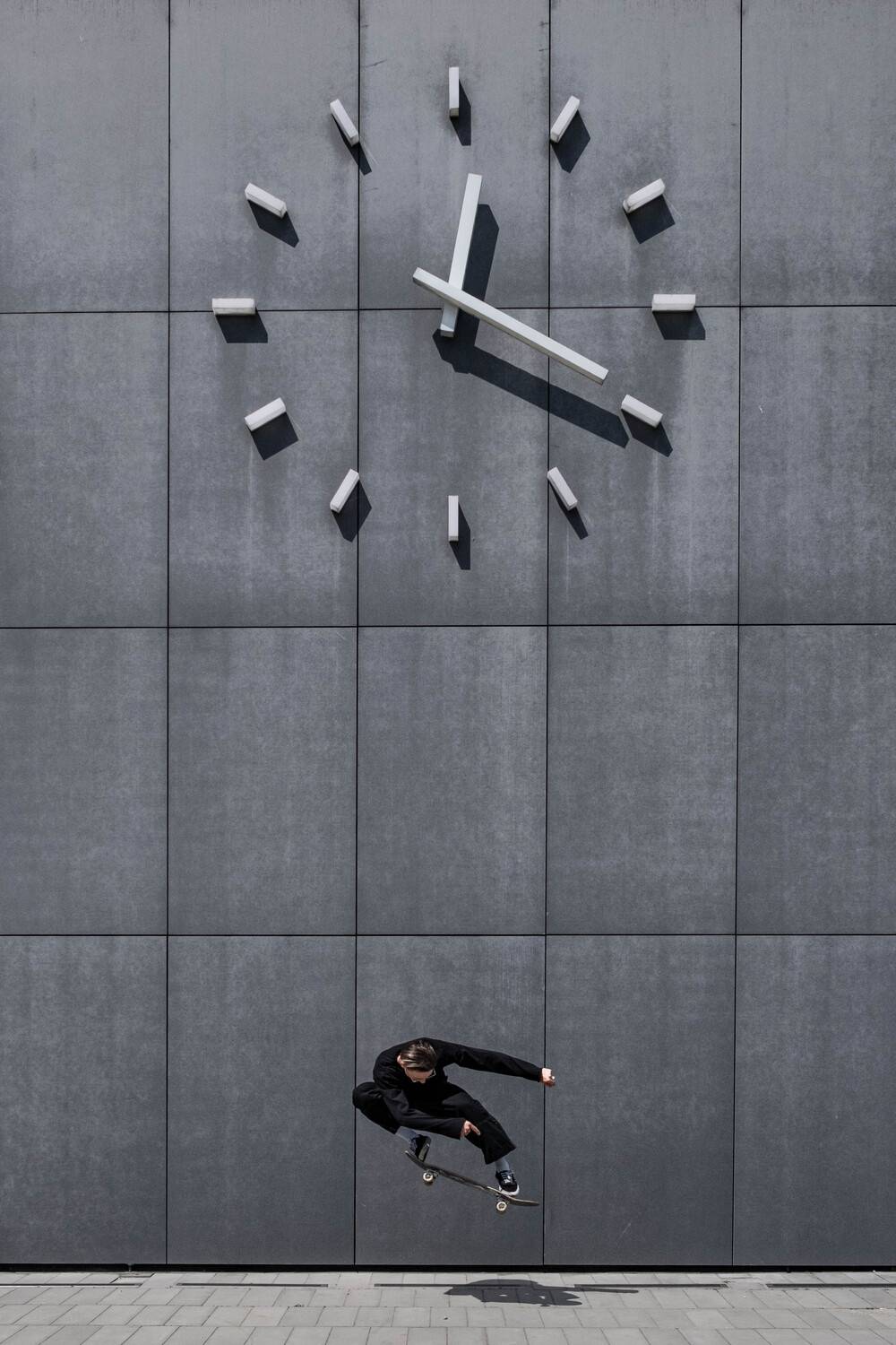 skateboarding, street, urban, minimalism, fine art, skate, ollie, time, clock, skater, boy, man, art, Radomił Gom&oacute;łka