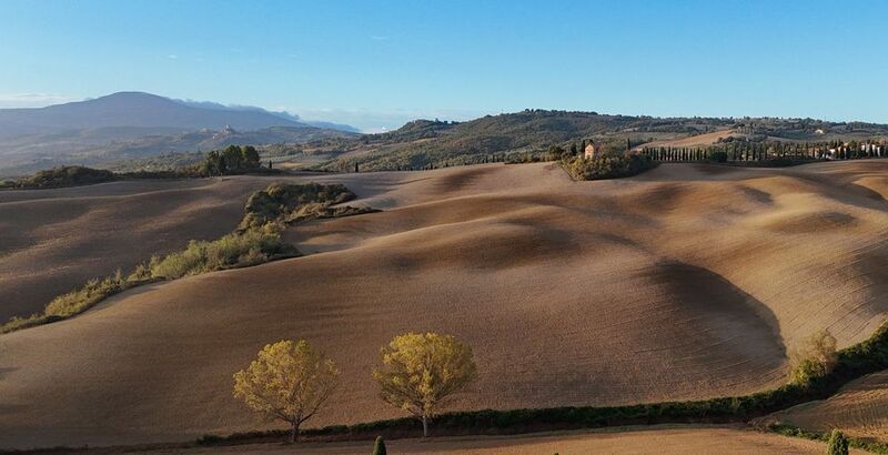 Холмы Тосканы на рассвете фото превью
