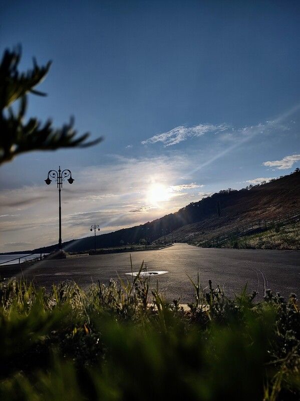 Пейзаж Природа Восход Закат Утро Вечер Дорога Путь Море Побережье Холм Гора Солнце Небо Облака Фонарь Трава Золотой час Спокойствие Атмосфера Путешествие Живописный Золотой час фото превью