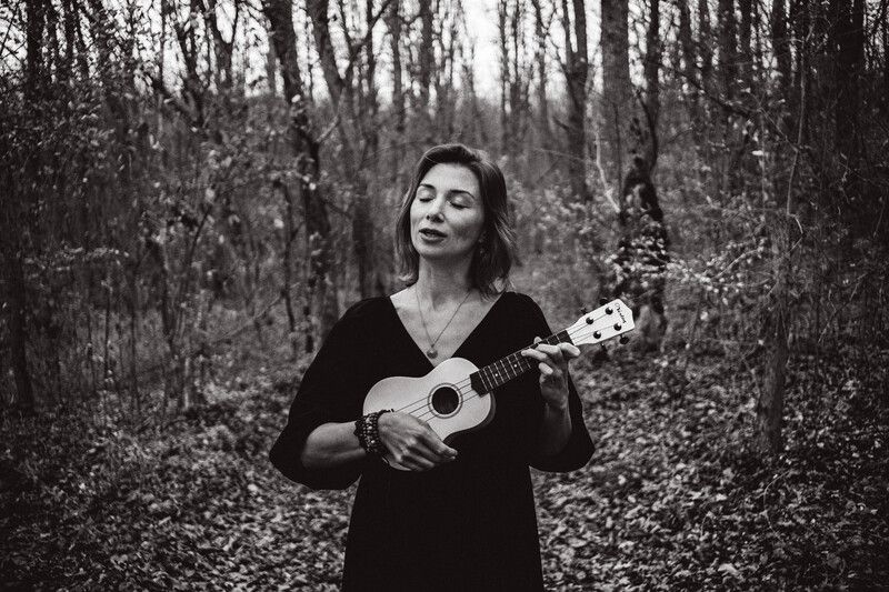 портрет, жанр, девушка, монохром Песня фото превью