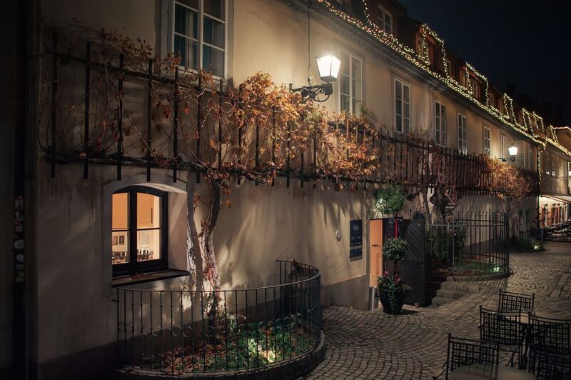 старый город старая лоза ресторан вино ночь фонарь Старая лоза фото превью