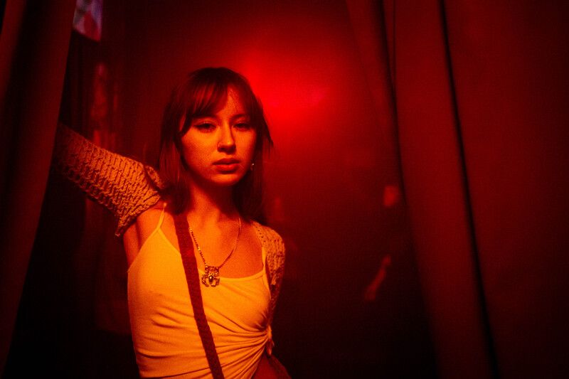 portrait, girl, monochrome, eyes, light, night, red Wika фото превью