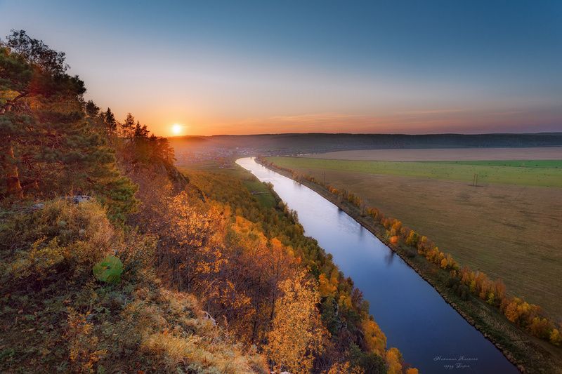 Река Ай, в осеннем закате. фото превью