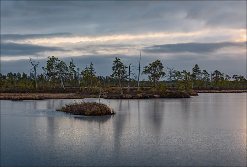 Ноябрьский вечер на замёрзшем озере фото превью