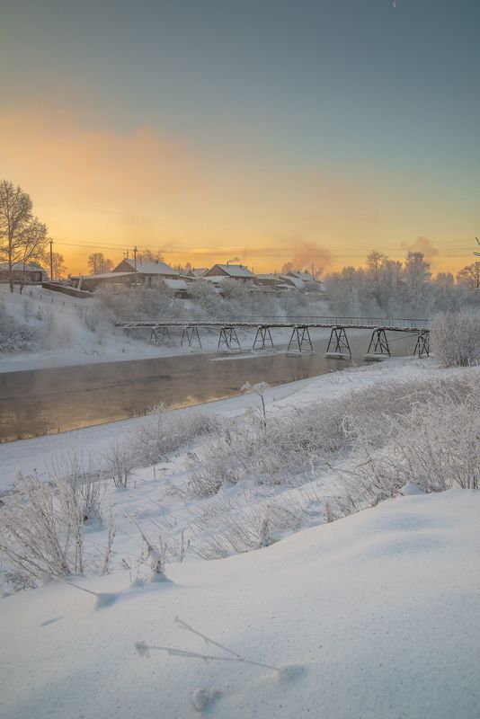 Первые лучи над заснеженным берегом. фото превью
