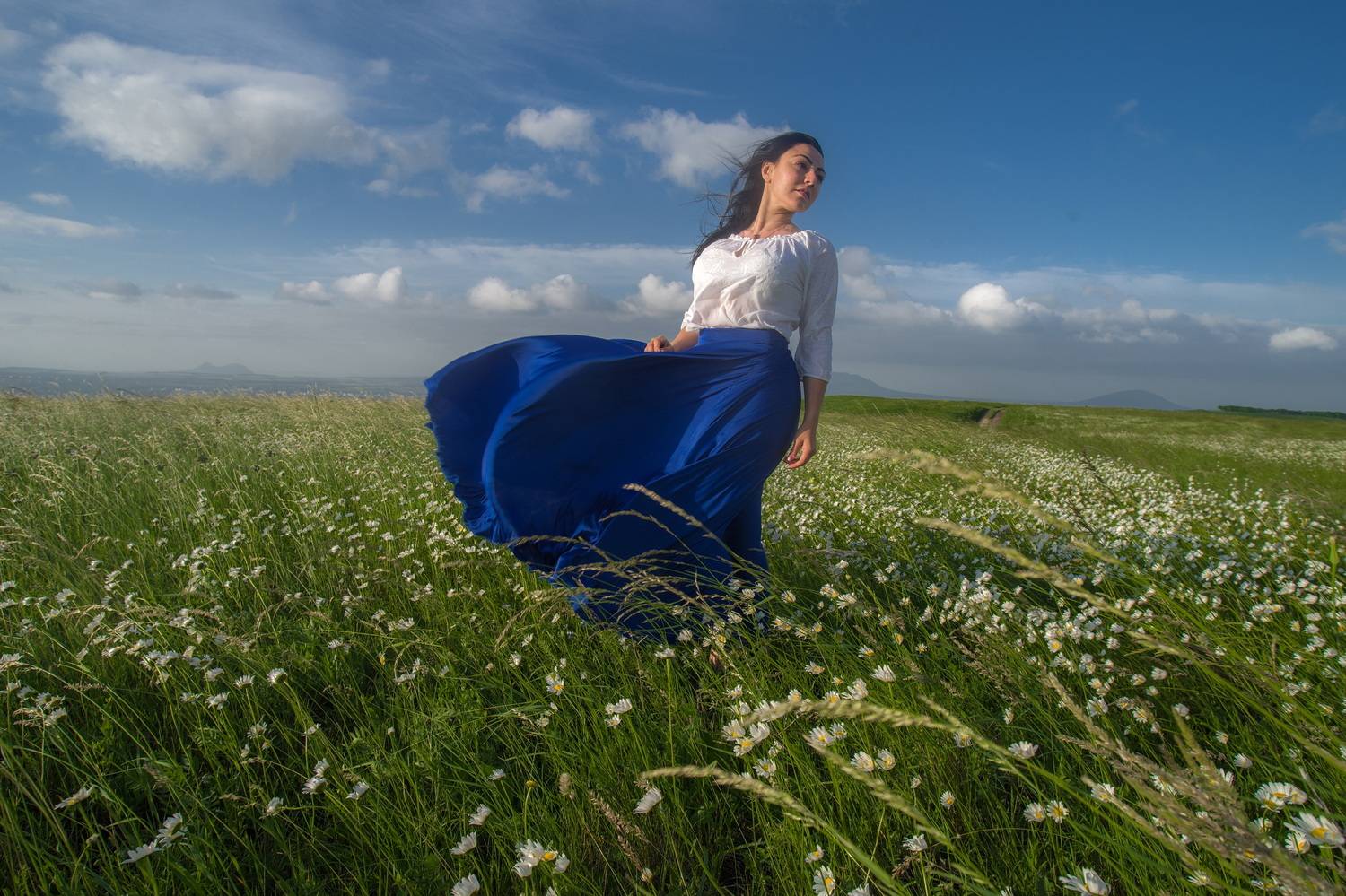 ветер, поле, ромашки, цветы, полевые цветы, модель, девушка, пейзаж, небо, облака, Арсен Алабердов