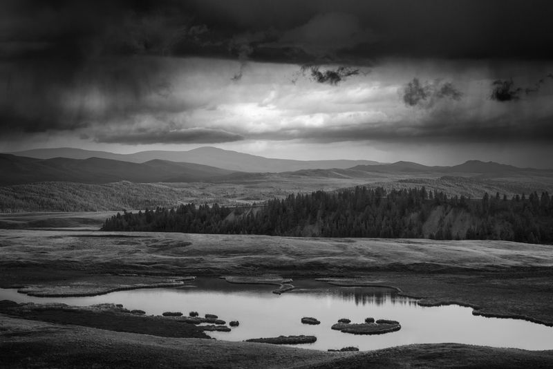 пейзаж, чб, черно-белое, природа, погода, хмурое, небо, горы6 озеро, река, контраст, тайга Хмурое небо Джазатора фото превью