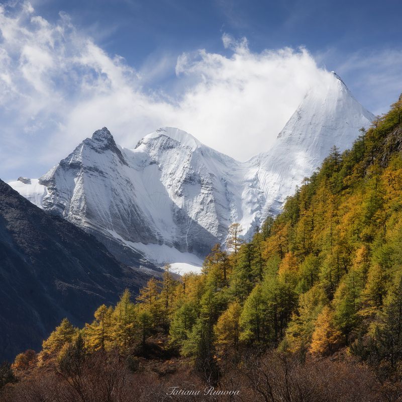 Здесь горные вершины окружают со всех сторон.... фото превью