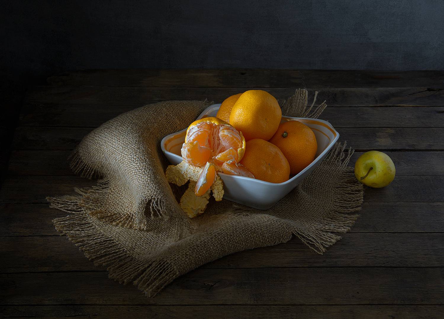мандарины, яблоко, тарелка, салфетка, мешковина, Алексей Бычков