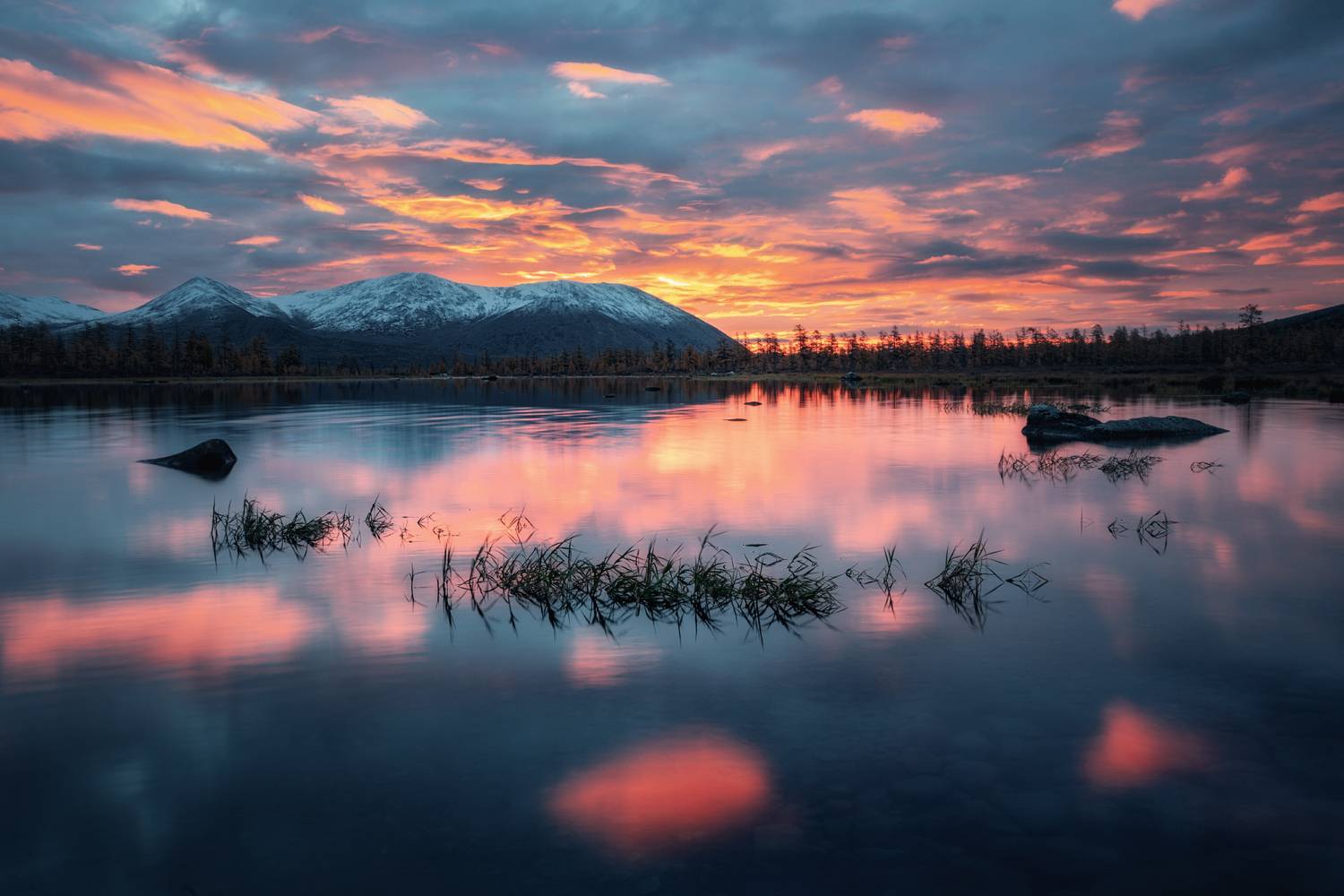  Озеро_Юг пейзажи_Колымы Магаданская_область Колымские_пляжи горная_система_Черского отражения хребет_Оханджа, Дмитрий Шишкин