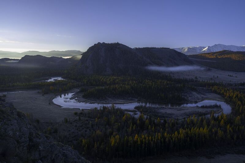 россия, горный алтай, меандры реки, горы, осень, утро, рассвет, первые лучи солнца На рассвете фото превью