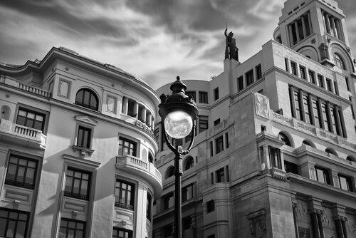 Moon-shape street lamp
