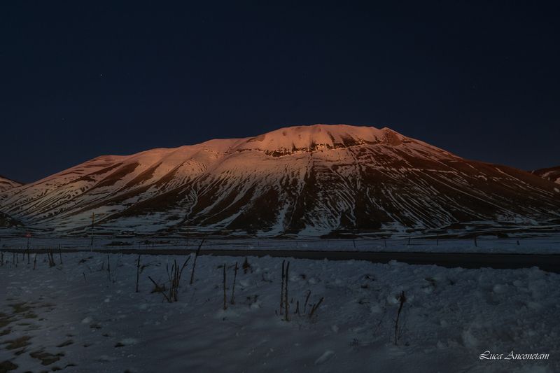 nature blu hour landscape umbria region italy vettore snow winter Waiting for the stars фото превью