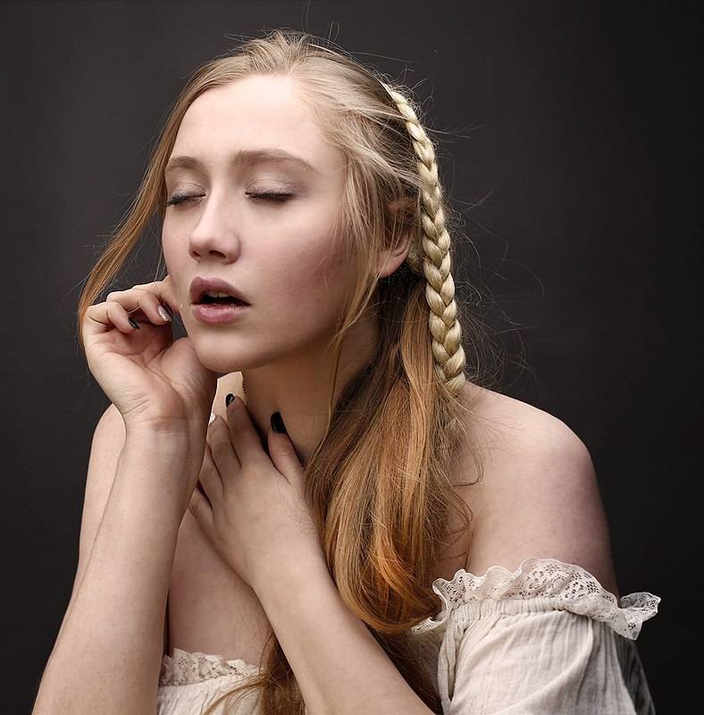 девушка, красивая, портрет, руки, глаза, цвет, свет, фотография, студийная фотография Василиса фото превью