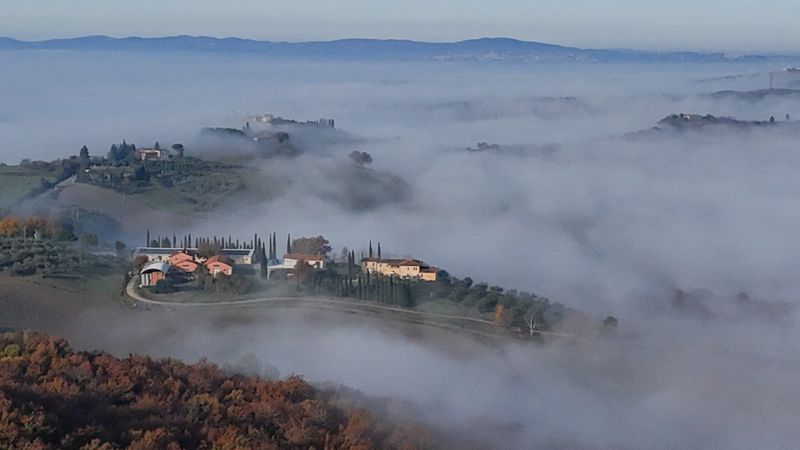 Островки в тумане. Crete Senesi, Italy фото превью