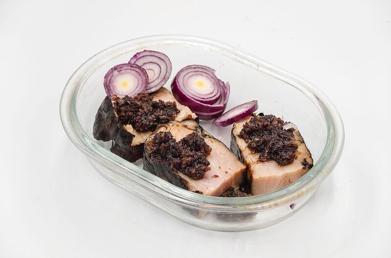 Запеченное мясо индейки с аджикой из черноплодной рябины фото превью