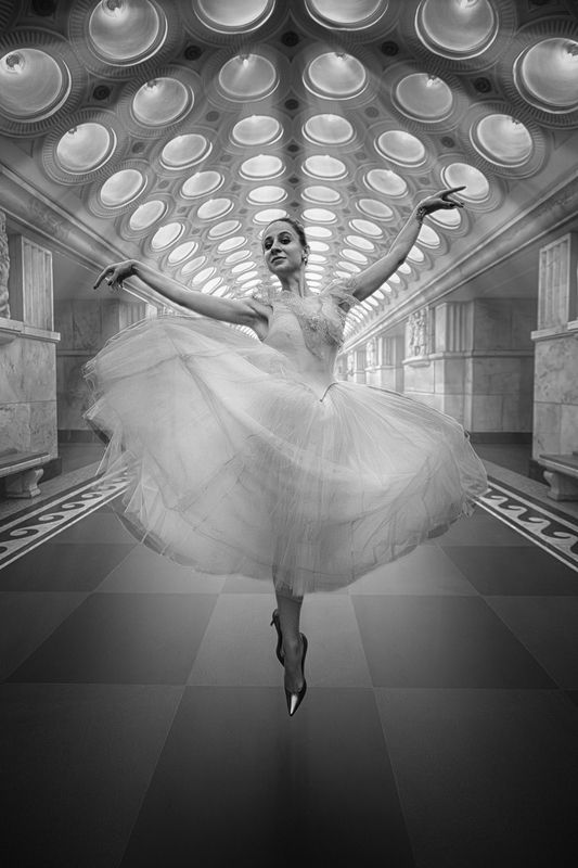 девушка танец метро красота изгибы нежность взгляд свет Парящая в лучах фото превью