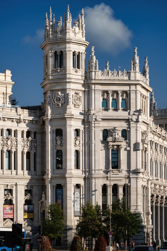 #Cloud #Sky #Building #Tree #Architecture #Black-and-white #Vehicle #Bus #City #Facade Palacio de Cibeles фото превью
