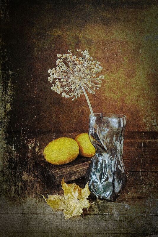 лимоны, ваза, кленовый лист, луковая шапка Лимоны фото превью