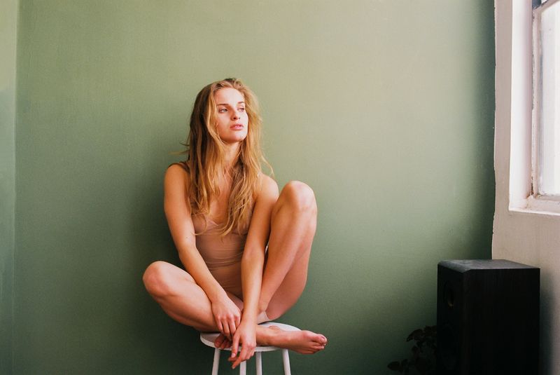 photography, portrait, beauty, body, filmphotography, naturallight, portraitgirl, vintage, portraitphotography, expression, artistic nude, fine art photography, minimalist, soft light, muted tones, sage green, pastel, film photography, figure study, conte Terez фото превью