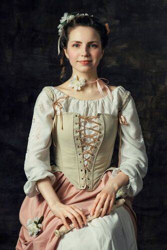 Цветочница с дудочкой и цветами