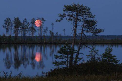 Красная луна над озером Кадам